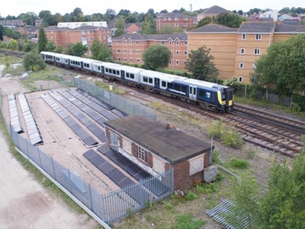 Tàu chạy bằng quang năng - Tương lai “xanh” của ngành đường sắt