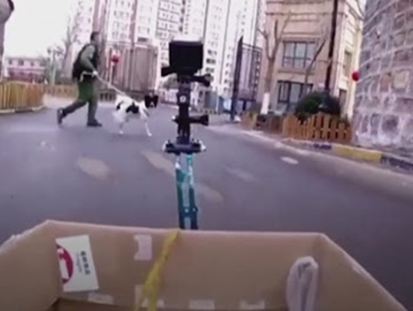 Sử dụng robot giao hàng để tránh dịch bệnh tại Trung Quốc