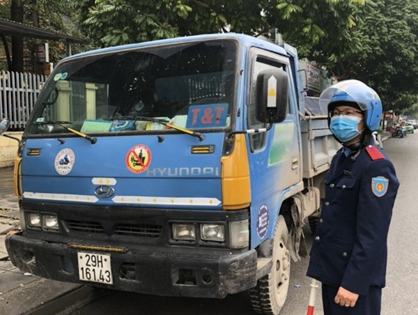 ‘Quét’ hàng loạt taxi, xe tải không đăng ký kiểm định, giấy phép lái xe