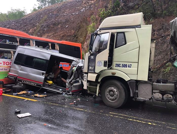 Khoảnh khắc tai nạn kinh hoàng giữa 3 ô tô