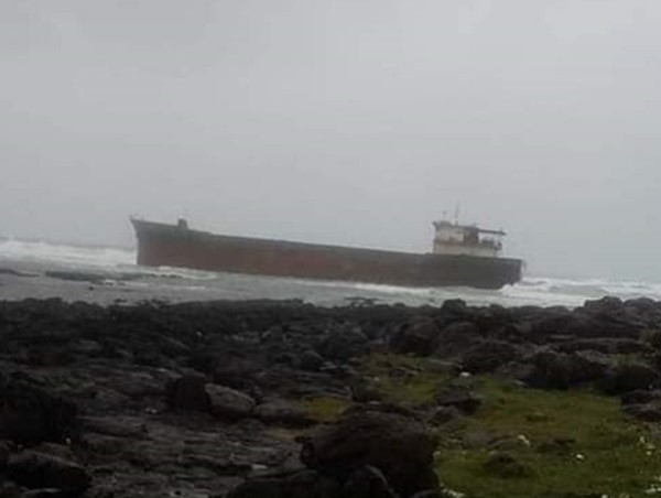 Quảng Ngãi: Tàu hàng chết máy trôi dạt vào bờ