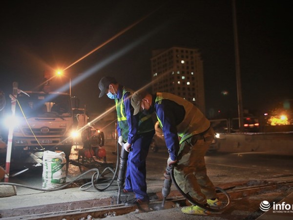 Hà Nội: Công nhân xuyên đêm sửa đường Vành đai 3 trên cao