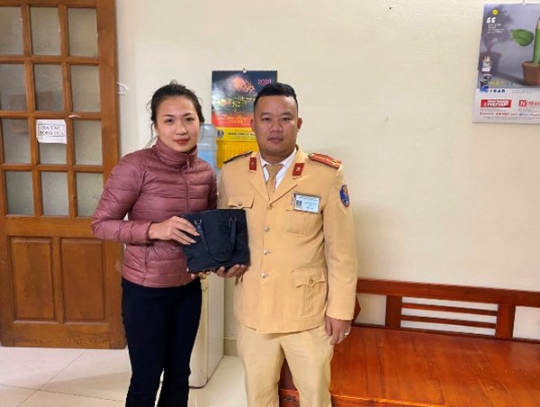 Hà Nội: CSGT trả lại hơn 45 triệu đồng cho người đánh rơi