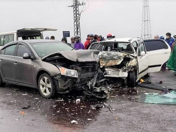 Ô tô chở nhà sư gặp nạn trên đường khiến 6 người nhập viện cấp cứu