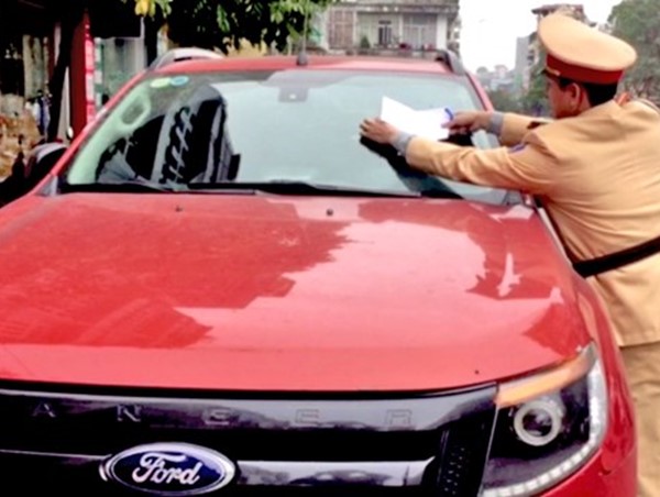 Công an Hạ Long dán thông báo vi phạm trên xe đỗ trái phép