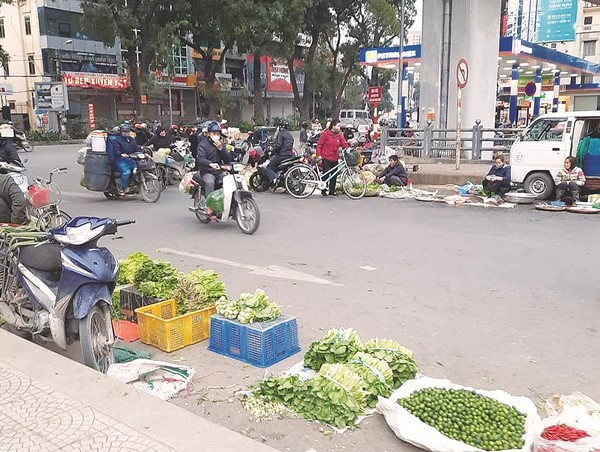 [Điểm nóng giao thông] Chợ cóc trên mặt cầu