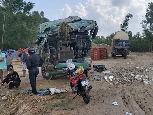 Quảng Ngãi: Xe tải nát đầu sau va chạm với xe khách