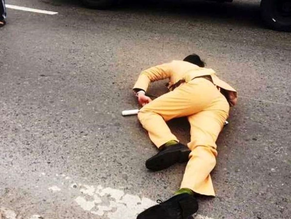 Vượt đèn đỏ với tốc độ cao, đôi nam nữ đâm gục cảnh sát giao thông trên Quốc lộ 32