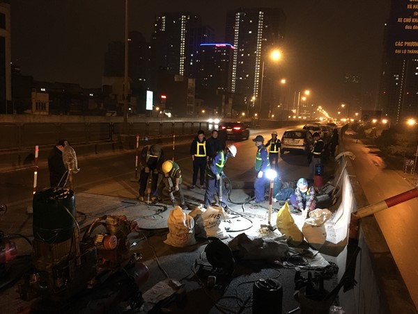 [Video] Hà Nội: Xuyên đêm sửa khe co giãn đường vành đai 3 trên cao