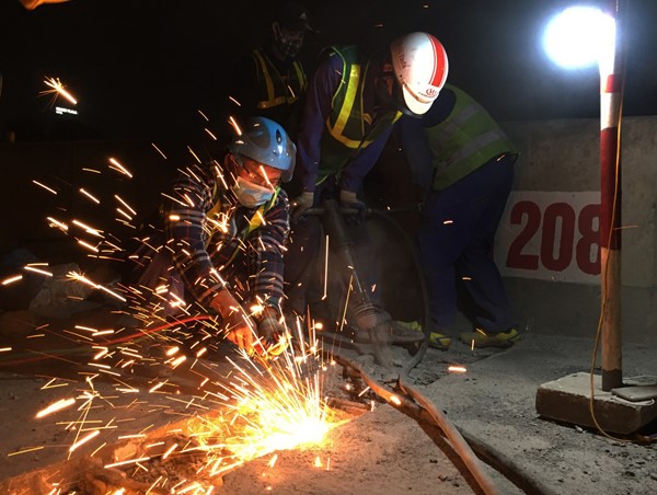 Cận cảnh công trường sửa chữa xuyên đêm đường Vành đai 3 trên cao