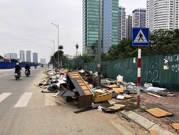 Phế thải ngập đường Nguyễn Văn Huyên kéo dài: Chưa có biện pháp xử lý hiệu quả