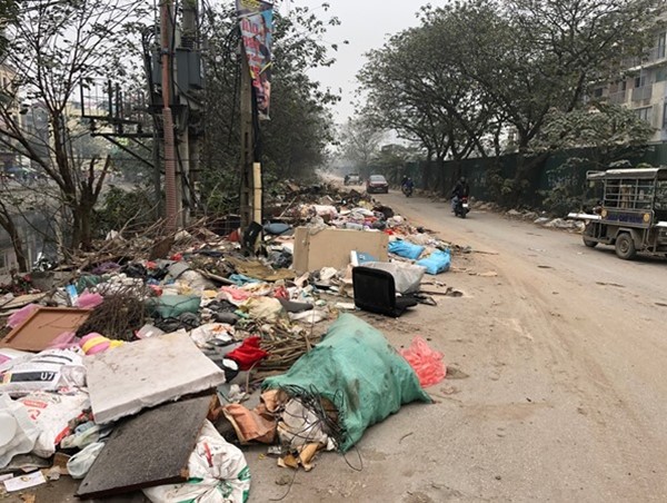 Bao giờ xử lý núi rác trên đường Nguyễn Cảnh Dị kéo dài?