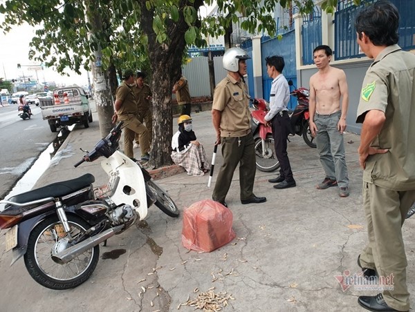 Cụ bà 73 tuổi bị xe máy tông tử vong trong khi đứng đón xe khách trên vỉa hè