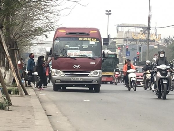 Hàng loạt xe khách “ăn khách” trên đường Giải Phóng