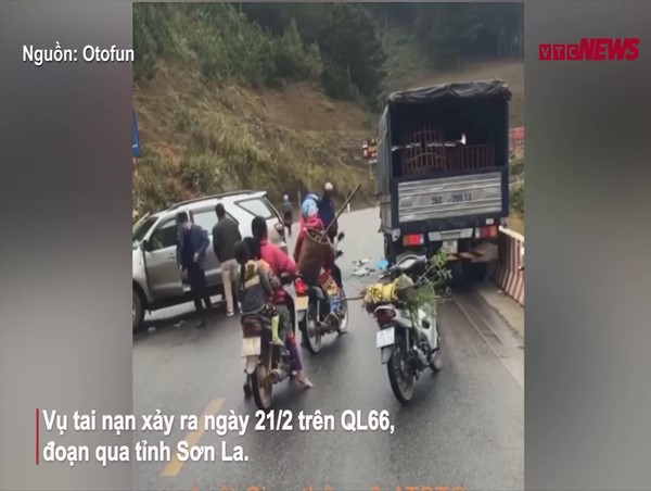 Đoàn người bị xe tải tông trúng khi đang dừng chờ giải quyết tai nạn giao thông