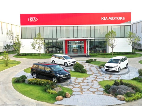 Thaco xuất khẩu 40 xe du lịch Kia Grand Carnival sang Thái Lan