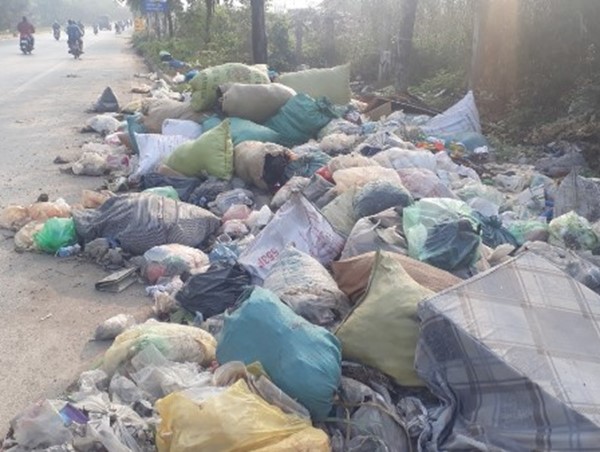 Lại xuất hiện tình trạng đổ trộm phế thải trên đường gom Đại lộ Thăng Long