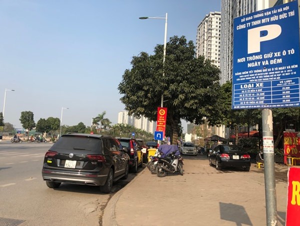 Tình trạng ô tô dừng đỗ sai quy định trên phố Trần Hữu Dực