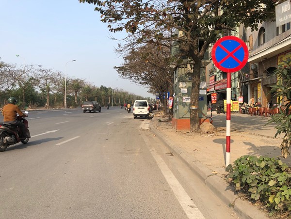 Nhiều vi phạm trên đường gom Đại lộ Thăng Long