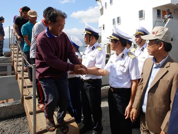 Tàu Hải quân đưa 33 ngư dân Quảng Nam bị nạn vào bờ an toàn