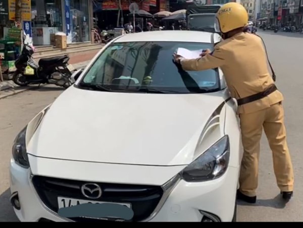 Hoan hô “phạt dán kính”!