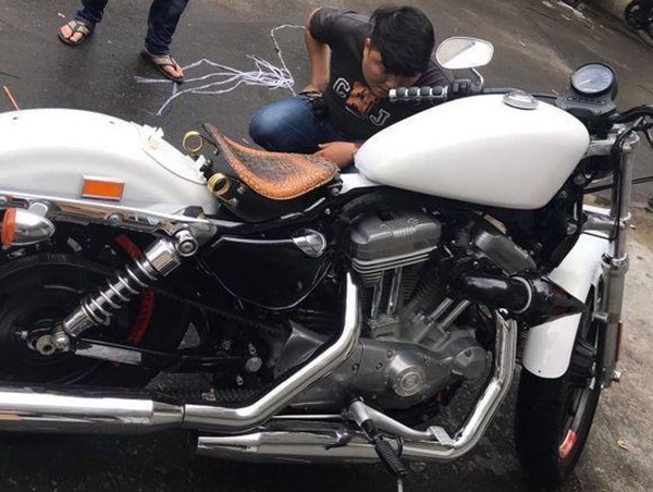 Phát hiện xe mô tô "khủng" không rõ nguồn gốc trên tàu hỏa