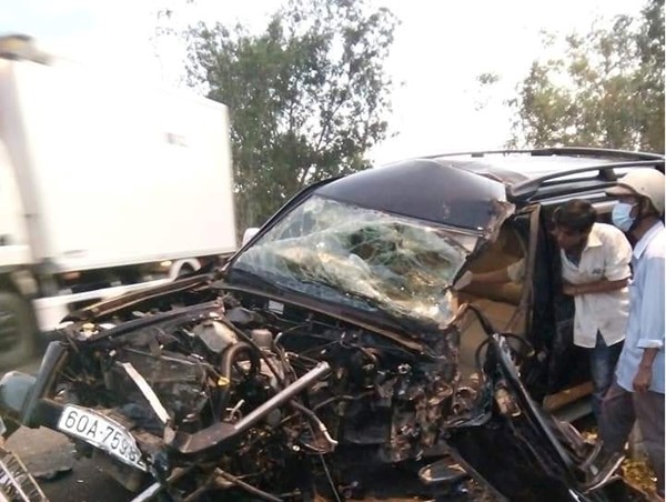 Ô tô 7 chỗ bẹp dúm sau va chạm, tài xế kẹt trong cabin