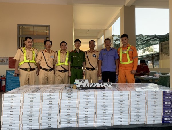 Ô tô phóng "như bay" trên cao tốc chở theo gần 12 nghìn bao thuốc lá lậu