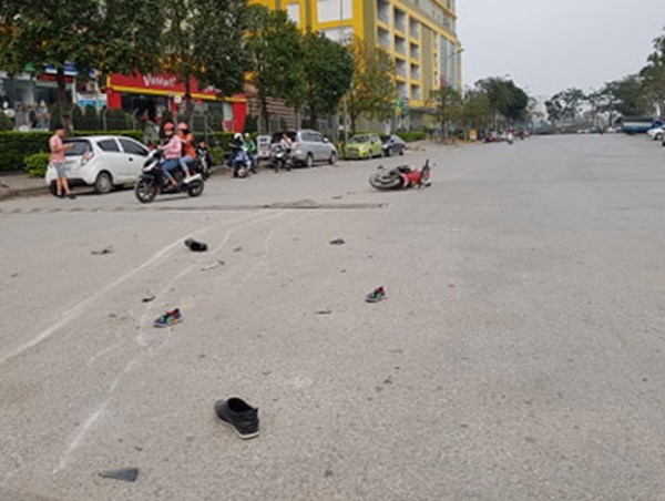 Hà Nội: Truy tìm xe bán tải bỏ trốn sau khi tông trọng thương 2 cha con