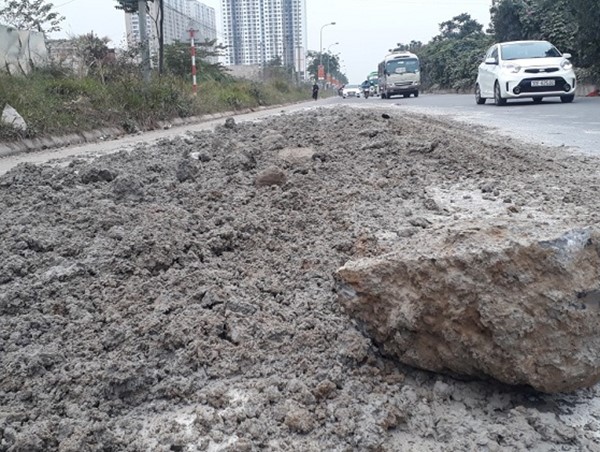 Bùn đất tràn đường gom Đại lộ Thăng Long
