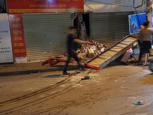 Hà Nội: Ô tô bán tải tông sập 1 góc nhà dân