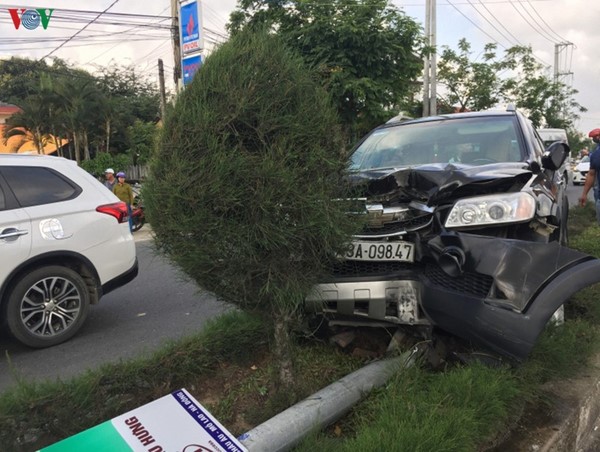 Ô tô nổ lốp lao lên dải phân cách, 5 người trong cùng gia đình được phen thót tim