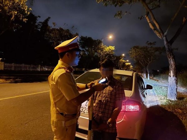 Tài xế đổi ghế lái cho người ngồi cạnh để né kiểm tra nồng độ cồn