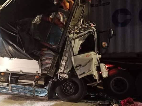 Xe tải tông đuôi container làm 3 người chết: Tốc độ các phương tiện là bao nhiêu?