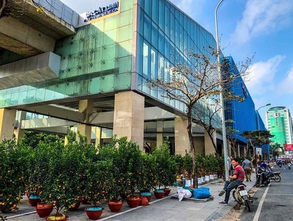 Những rào cản trên hè phố đẩy người đi bộ xuống lòng đường