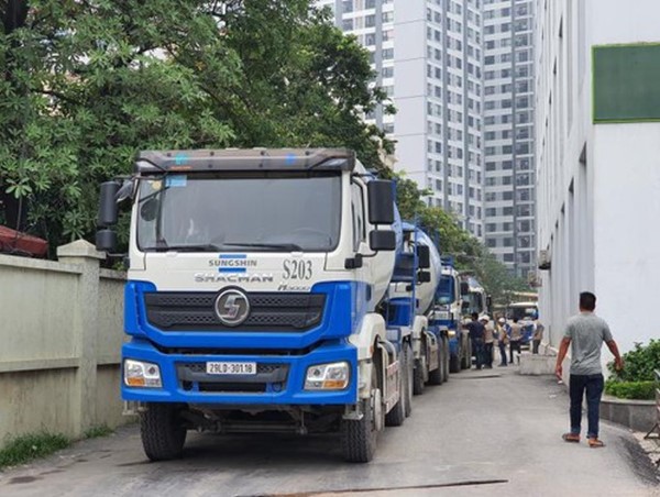 "Đặc cách" 32 xe bồn đi vào phố trong ngày phục thi công đường sắt đô thị