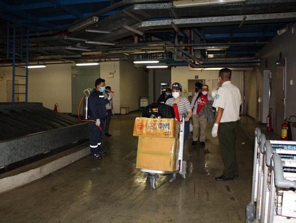 Truy tìm 5 người trên chuyến bay có hành khách Nhật nhiễm Covid-19