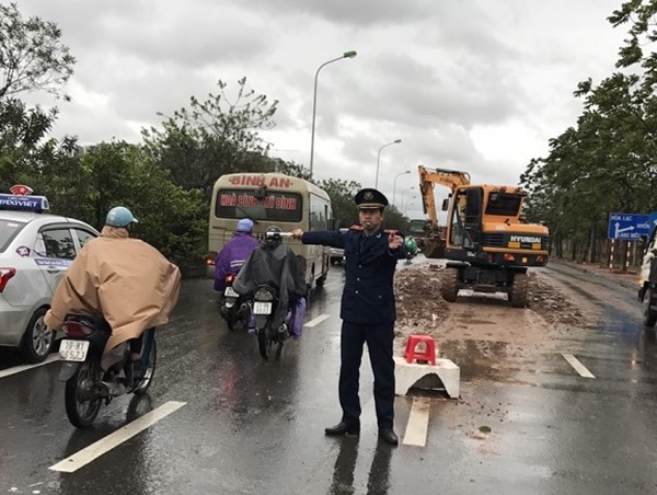 Thanh tra giao thông tự huy động xe, máy móc dọn bùn đất, phân luồng giao thông