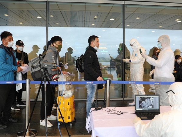 Gần 2.000 người trở về từ vùng dịch xuống Sân bay Vân Đồn đều được cách ly