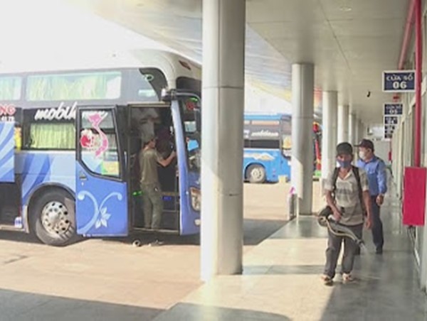 Hà Nội kiểm tra đột xuất việc khử khuẩn đối với xe buýt, xe khách