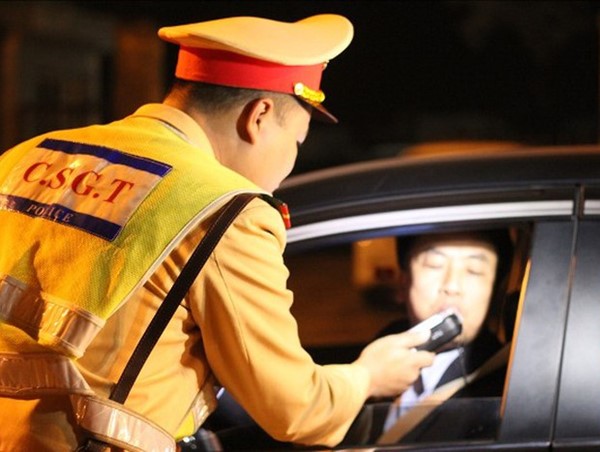 Gọi điện thoại "nhờ" can thiệp vì bị đo nồng độ cồn, lái xe nhận ngay phiếu phạt của Cảnh sát giao thông