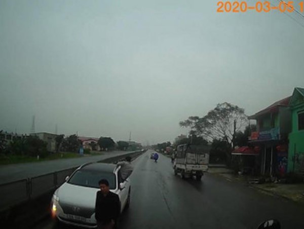 Lao xe ngược chiều trên quốc lộ, tài xế lớn tiếng "tao say rồi" khi không được nhường đường