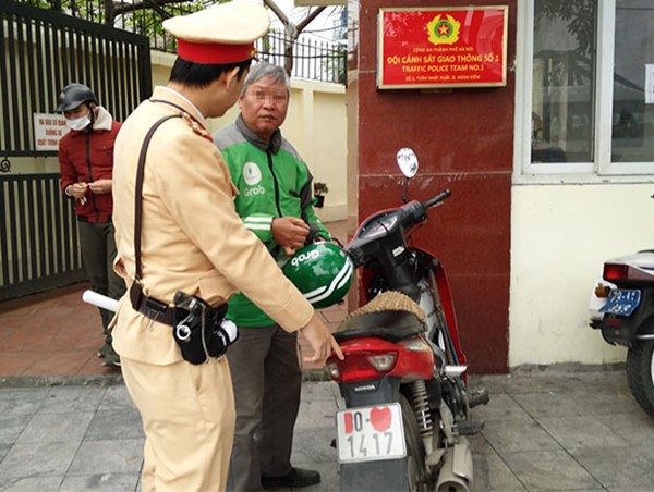 Cảnh sát giao thông xử lý xe máy che biển kiểm soát