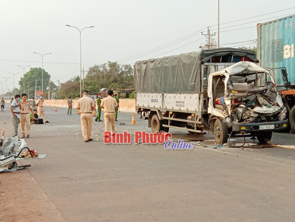 Tông vào đuôi máy cày, 3 người trên xe tải thương vong