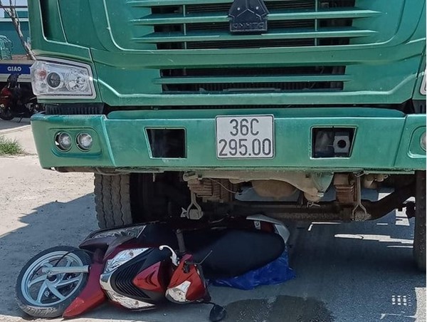 Người phụ nữ cùng con trai tử vong dưới gầm xe tải trong ngày 8/3