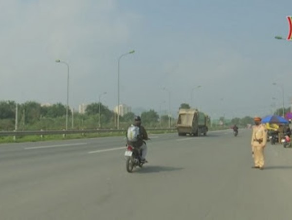 Xử lý xe máy đi vào đường cấm trên đại lộ Thăng Long