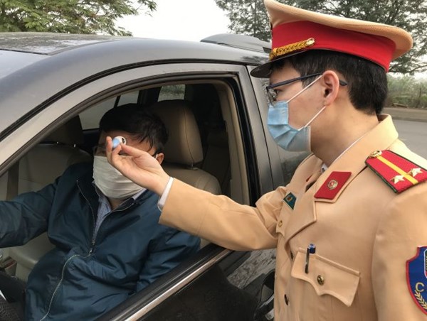 CSGT được khuyến cáo đeo khẩu trang khi làm việc, tiếp xúc với người dân