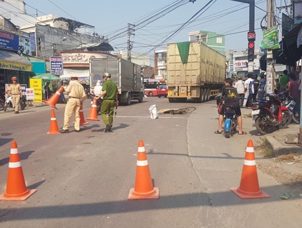 Người phụ nữ đi xe đạp tử vong sau va chạm với xe container