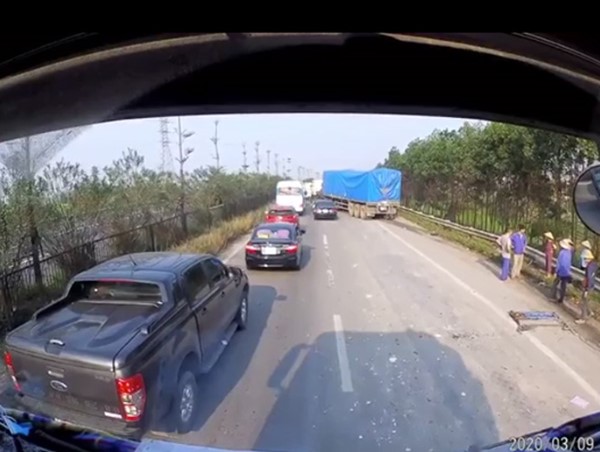 Hà Nội: Công nhân sửa đường bị xe đầu kéo đâm tử vong