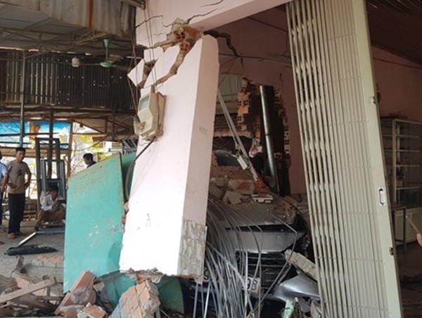 "Xe điên" tông sập tường nhà dân khiến 1 người trọng thương